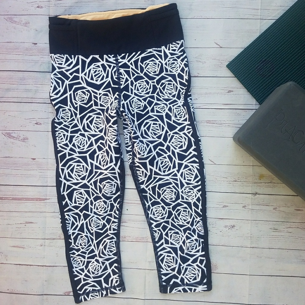 Lululemon Real Quick Crop in B/W Posey 2